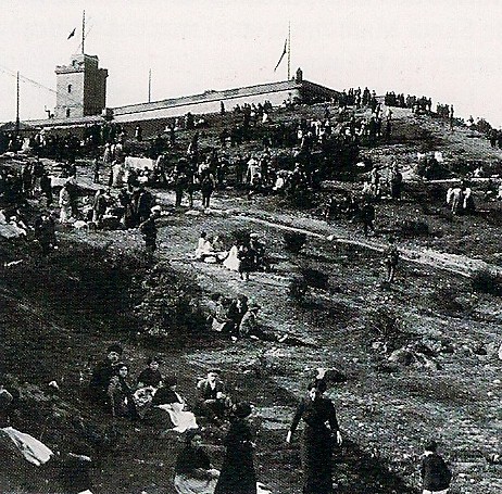 Multitud de excursionistas junto al castillo de Montjuïc, 1920